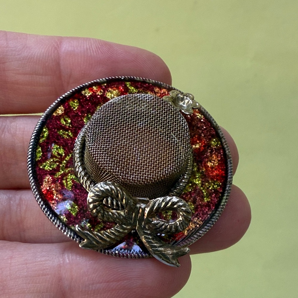 Beautiful and Unique Vintage Multicolor Brooch in the Shape of Hat - Picture 4 of 7
